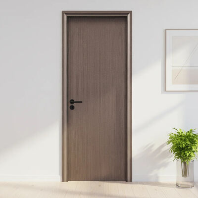 Design Moderno e Elegante da Porta Vazada WPC Complementa Vários Estilos de Interiores